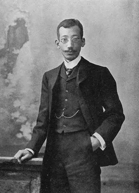 1920 年,日本宪法学家、东京帝国大学教授美浓部达吉提出“天皇机关说”,认为天皇只是国家行使统治权的机关,国家主权应属于国民全体。美浓部被指控犯了“不敬罪”,遭帝国大学解聘,其书籍被没收禁止,甚至遭到异议人士的刺杀。日本全国在官僚机构的组织下,掀起了一场声势浩大的反对该学说的运动。从此,再无人敢于对天皇神的地位提出任何挑战。这实质是用现代世俗政治学说替换古代神道政治观念,因此遭到了官僚和民众的强烈抵制。(本部分说明引用了注释 1 所提到的文献。)