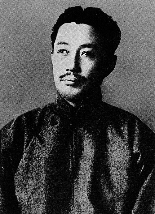 我想起北一辉的“昭和维新”思想。他的《日本改造法案大纲》（1923）从西方现代政治法律思想出发，将传统的“日本为天皇所有的国家神道”造成“日本为民主所有而天皇为民主最高代表的现代宪政”。天皇的最高权威仍未被挑战，只是被更换底色。北一辉的思想的奇特之处在于，用君主制为社会主义提供根基和担保。北一辉是否只是被迫工具性地尊皇，无从知晓，但它让我们看到，日本人即使推行社会主义革命，亦须“尊皇”，借助天皇的名义，把阻碍社会主义的势力和力量扫除，即所谓“攘夷”，并最后把天皇当做社会主义的象征和担保。